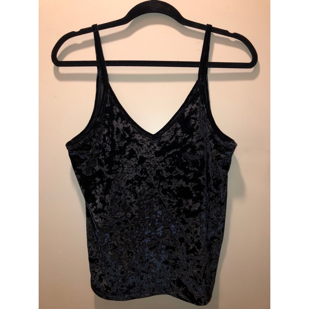 🌵Victoria’s Secret velvet sleep top (small)